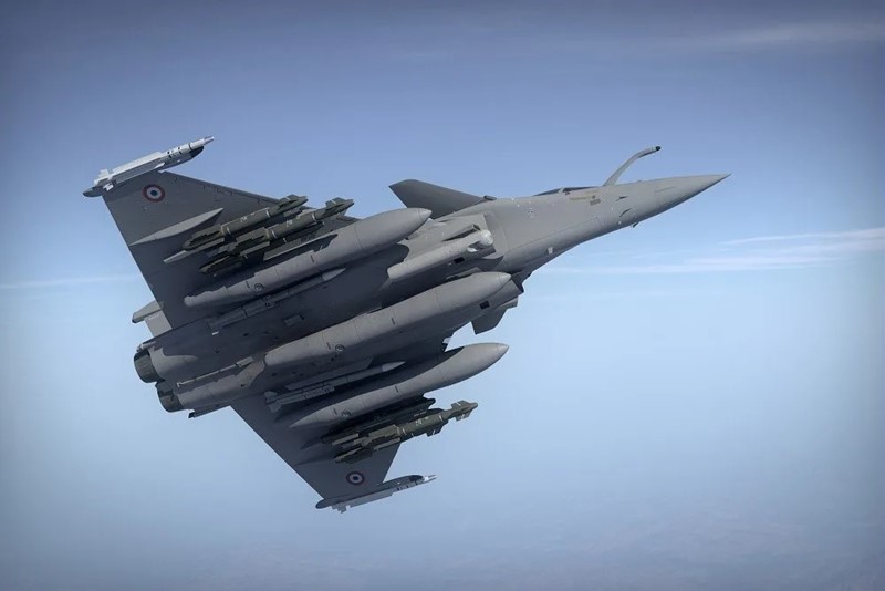 Rafale s tri tanka, 6 navođenih bombi i 6 zrak-zrak raketa