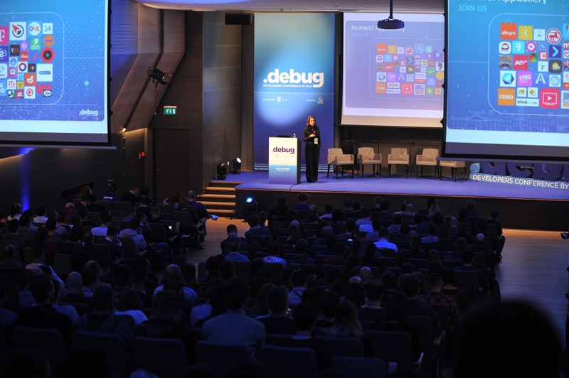 Glavni track predavanja, #devslife, odvijao se u velikom amfiteatru čijih je 500 sjedala bilo dupkom puno tijekom oba dana konferencije