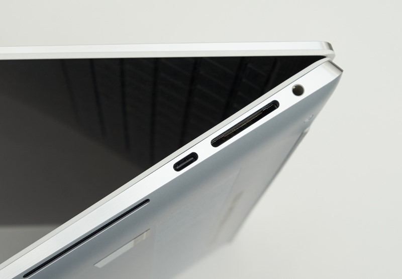 S desne strane su TRRS konektor za slušalice, čitač SD kartica i još jedan USB-C, no ovaj put bez podrške za Thunderbolt. Ipak, riječ je USB 3.2 Gen2 portu koji podržava i napajanje i spajanje monitora