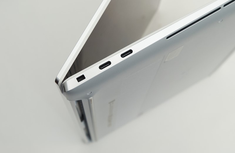 Na lijevom su boku dva Thunderbolta 3, od kojih će jedan biti rezerviran za napajanje, odnosno, spajanje na Thunderbolt ili USB dock ili monitor. Naponski adapter je 130-vatni