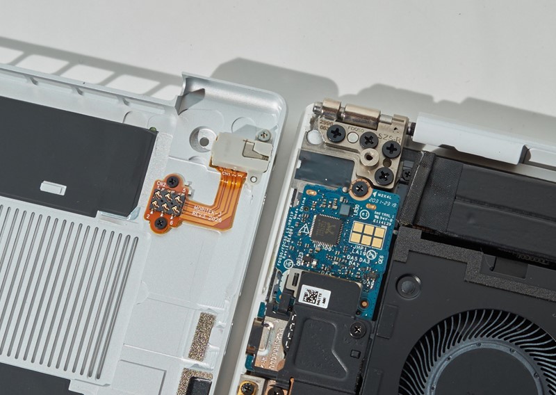 Zanimljivo i unikatno rješenje - konektor za slušalice ne nalazi se na matičnoj ploči već je izmješten na poklopac kućišta. Fiksno povezivanje s žicom zamijenjeno je s igličnim kontaktima koji sjedaju na mjesto kada je poklopac fiksiran na laptop