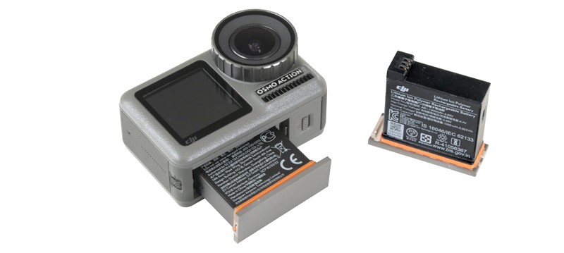 Baterija je poluintegrirana jer na sebi nosi donji dio kućišta same kamere, koji ju onda hermetički zatvara kad se baterija ubaci