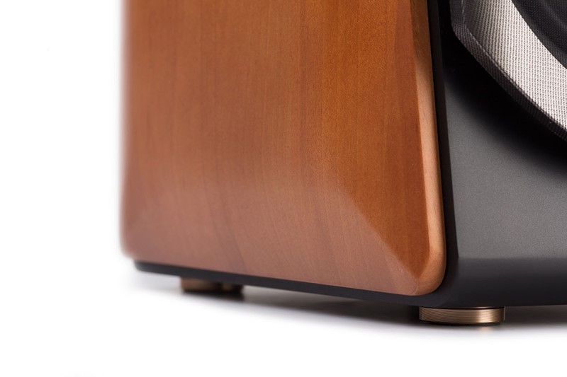 Separacija od podloge postignuta je pomoću tvornički ugrađenih nožica. Unatoč zaista dubokom i moćnom basu, nismo imali problema s vibracijama radne površine kad smo zvučnike koristili u nearfieldu