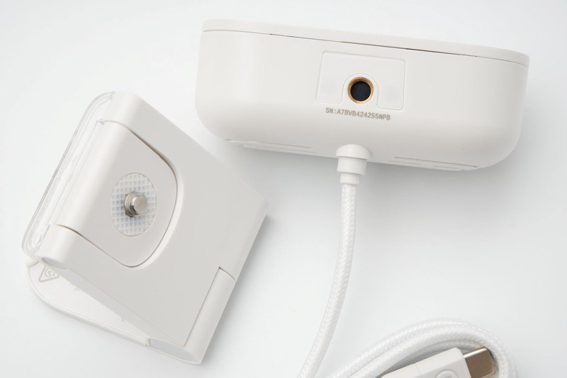 Standardni navoj za stativ, koji se nalazi na donjoj strani Facecama Neo, možete iskoristiti ako kameru želite držati negdje drugdje, a ne na monitoru ili ekranu laptopa