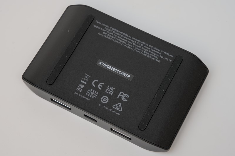 Gumene trakice pokušavaju spriječiti klizanje adaptera (i vole skupljati prašinu sa stola), no sâm uređaj vrlo je lagan, a kabeli teški, pa sve to treba nekako smjestiti da kabeli ne odižu adapter s površine na koju je stavljen (iako adapter može raditi i "u zraku")