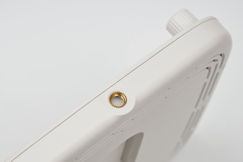 S donje strane svjetla smješten je standardni navoj za stativ, čime mu se jako povećava mogućnost smještaja na optimalno mjesto, ako imate ili nabavite odgovarajući nosač ili stalak