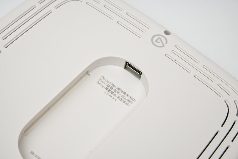 Svjetlo se napaja preko USB-C porta – može se napajati iz računala (može jače svijetliti ako ga spojite na USB-C port računala), a najjače može svijetliti ako ga spojite na barem 15-vatni punjač za mobitel, te će se tada moći spojiti na Wi-Fi mrežu i bežično podešavati