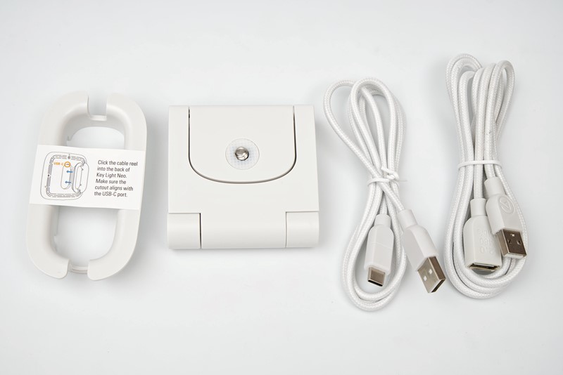 Ova oprema dočekat će vas u kutiji – umetak za omotavanje kabela, stalak, USB-C u USB Type-A kabel te produžni USB kabel