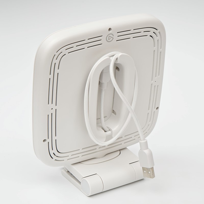 Sa stražnje strane može se staviti isporučeni umetak, koji služi i tome da smanji opterećenje na konektor, no praktičan je i za omatanje USB kabela, radi lakšeg prenošenja