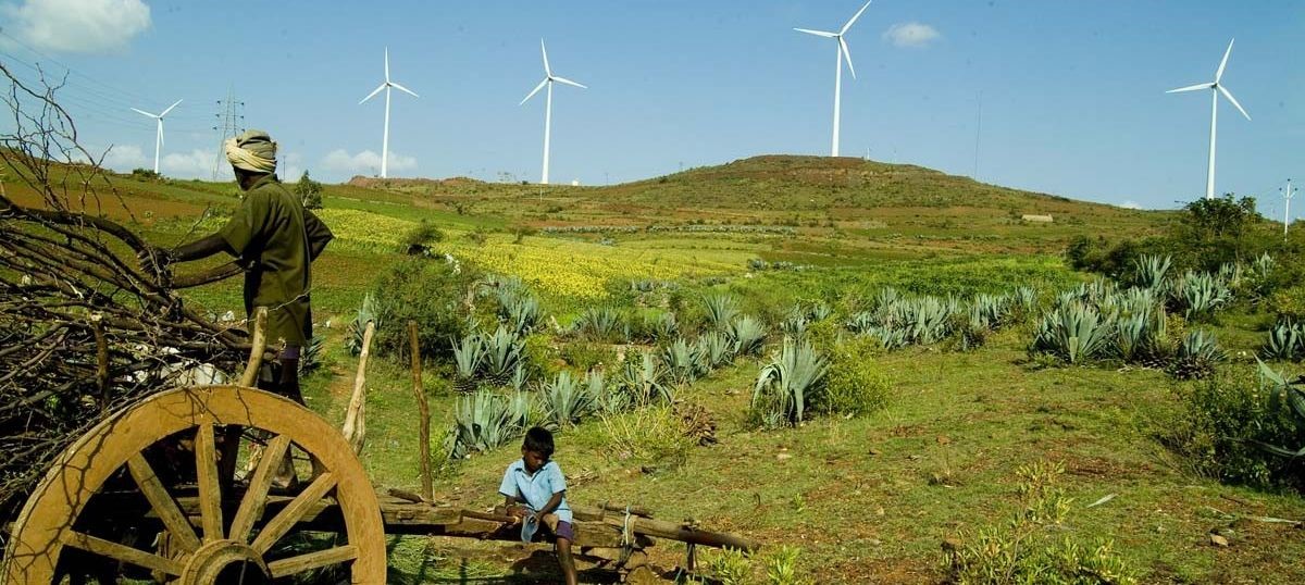 Novo i staro, bogato i siromašno: vjetroelektrana i tradicionalna biomasa u Indiji.  📷 Wikipedia CC BY