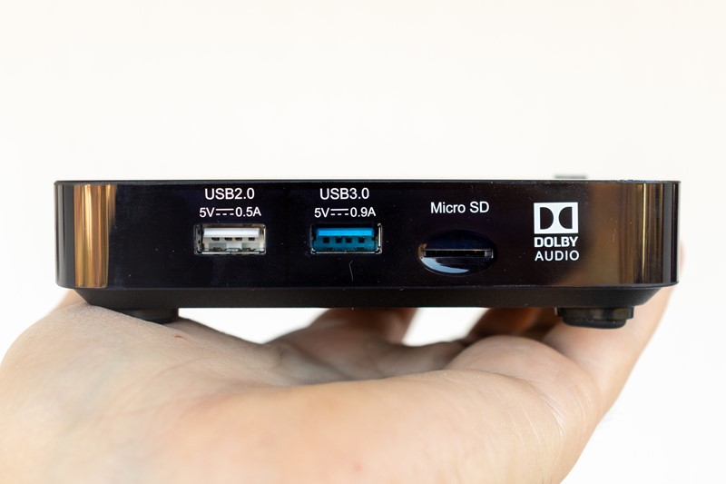 Na lijevom boku EON Smart Boxa nalaze se dva USB porta te utor za microSD kartice, pomoću kojeg možemo proširiti ugrađenu memoriju