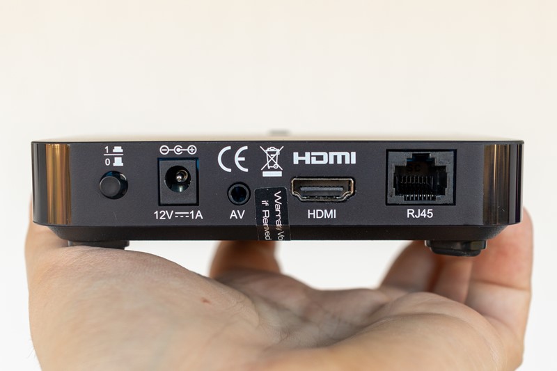 Povezivanje EON Smart Boxa teško može biti jednostavnije. Na televizor se povezuje pomoću HDMI-ja, a na router žicom