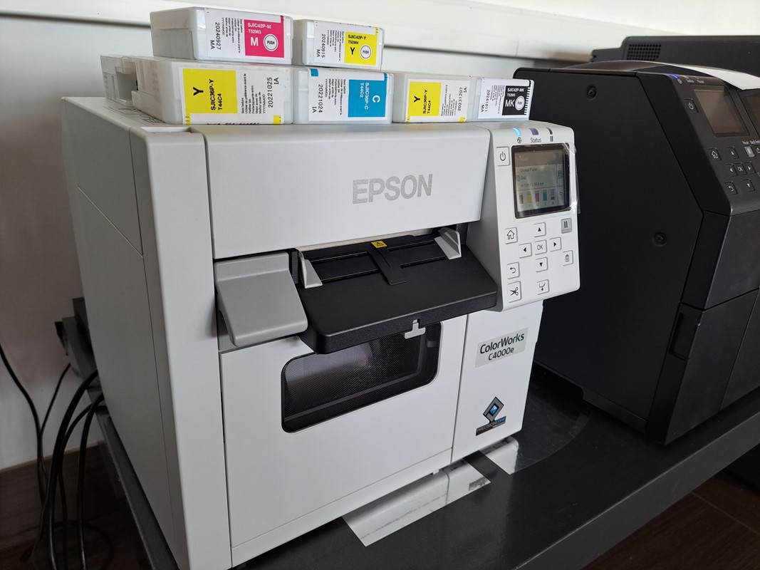 Epson ColorWorks C4000 osnovni je model namijenjen onima koji trebaju zasebni uređaj za ispis naljepnica, ali nisu im potrebne sve mogućnosti koje se nude