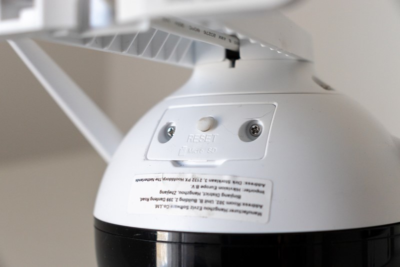 Na stražnjoj strani kućišta kamere C8C nalazi se utor za microSD karticu i tipka za resetiranje postavki