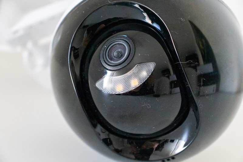 Ispod leće modela C8C nalaze se dva reflektora visokog intenziteta. Dotični osvjetljavaju kadar noću, čime se dobiva mogućnost noćnog snimanja u boji, ali također dobro dođu kao sredstvo za plašenje i tjeranje uljeza