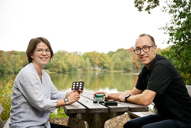 Emma Moonen, Tim Grob i nosiva bioelektronska dijagnostika iz njihovog startupa DXcrete 📷 Bart van Overbeeke