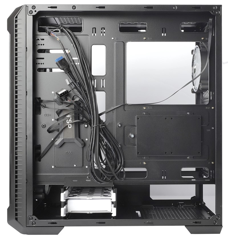 Preko stražnje strane računala ugrađujemo čvrste diskove i SSD-ove klasičnog formata. Mjesta za organizaciju, odnosno skrivanje, kabela ima dovoljno