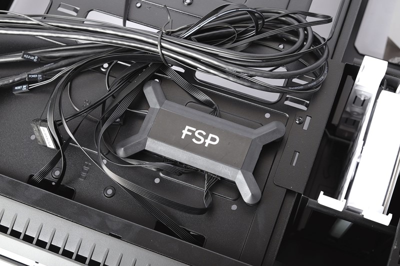 Ugrađeni ventilatori spojeni su na kontroler na koji možemo spojiti RGB konektor matične ploče. Kontroler je magnetski pričvršćen za nosač matične ploče