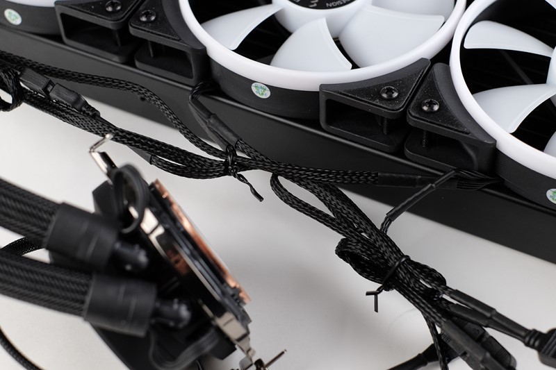 Bilo bi dobro da uz hladnjak dolaze nekakve vezice za organizaciju kabela