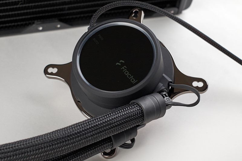 Iz bloka osim crijeva izlazi samo jedan kabel za napajanje iz kojeg se napaja i puma i sva tri ventilatora. Dodatni je kabel potrebno spojiti za kontrolu osvjetljenja