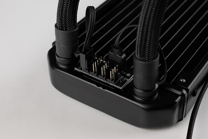 Kontroler/hub na radijatoru služi da bi na njega povezali kabele ventilatora