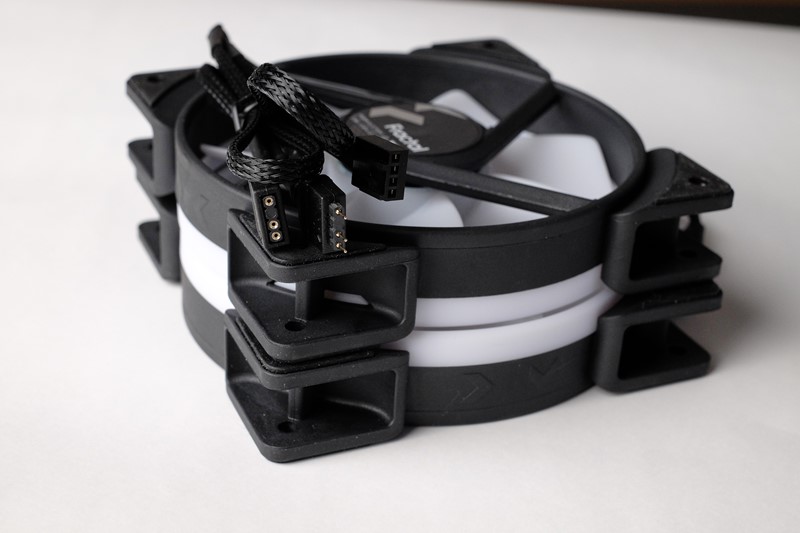 ARGB kabeli s hladnjaka ulančavaju se budući da svaki ventilator ima i ženski i muški konektor