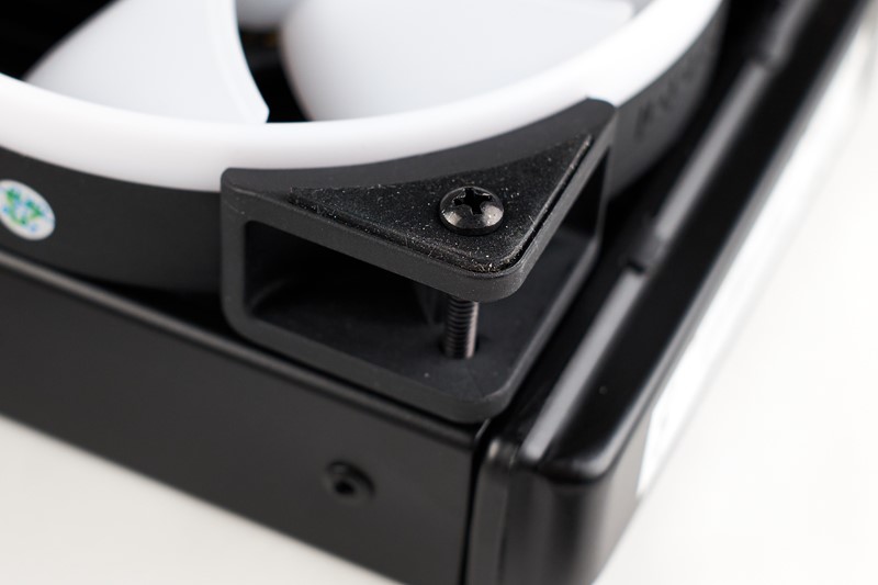 U kutovima ventilatorima se nalaze gumene antivibracijske podloške