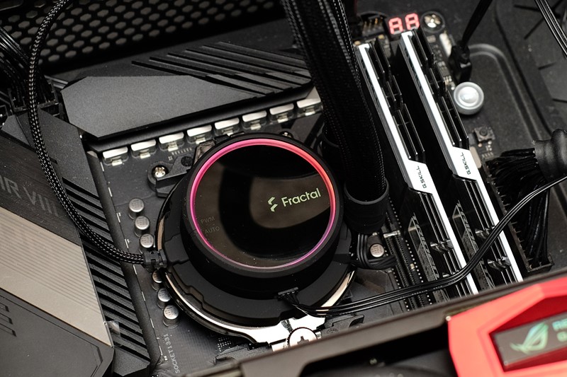 Osvjetljenje bloka dosta je diskretno u odnosu na neke druge sustave - imamo taj tanki vanjski prsten te Fractalov logo. Dodatno se pri okretanju baze za selekciju način rada uključuju natpisi PWM i Auto, no nakon para sekunde gube osvjetljenje