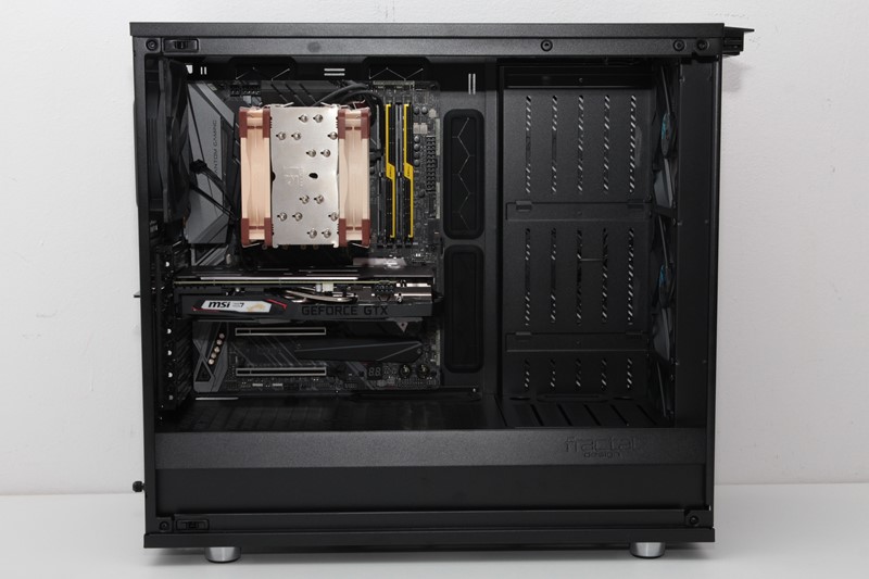 Prostrana i modularna unutrašnjost osigurava mnogo mjesta za komponente. Prednji dio kućišta oslobođen je od kaveza, tako da ventilatori pušu izravno na glavne generatore topline