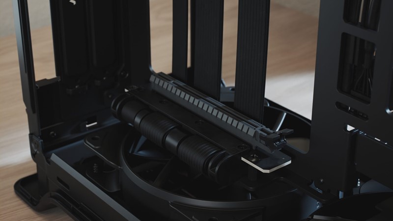 Redizajn unutrašnjosti i odvajanje grafičke kartice u zasebnu komoru uzrokovalo je nužnu implementaciju tzv. riser kabela. Kabel podržava PCIe 4.0 x16 specifikaciju, stoga izbjegavajte ugradnju grafičkih kartica PCIe 5.0 x8 propusnosti