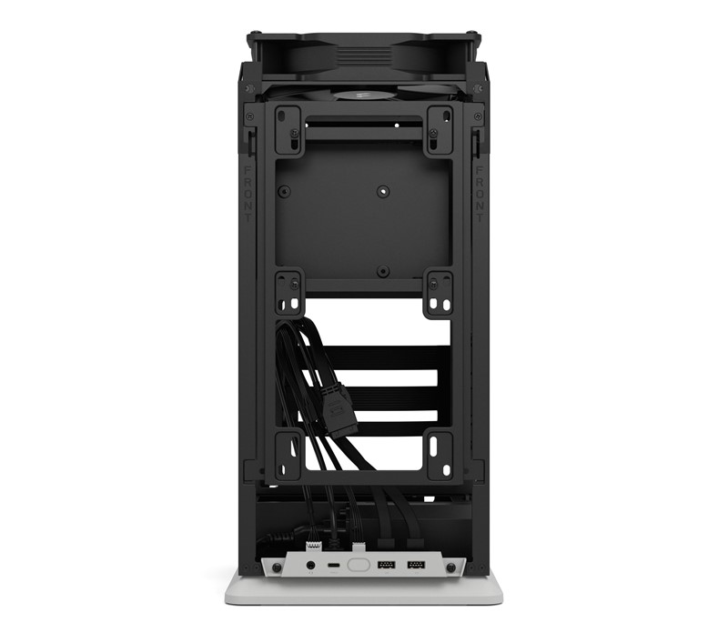 Prednji I/O portovi postavljeni su na samo dno kućišta, dok se matična ploča instalira tako da njezini stražnji utori gledaju prema dolje. Ipak, prostora ima dovoljno da se bez bojazni mogu provući svi kabeli koji bi se mogli naći na suvremenom računalu