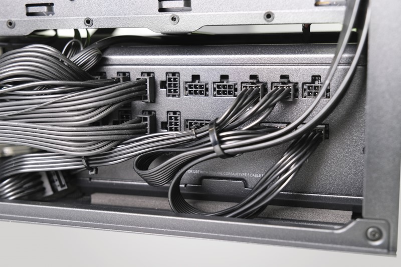 Odabir modularnog napajanje sa zakrenutim konektorima hvalevrijedna je odluka, koja će u budućnosti drastično olakšati povezivanje dodatnih uređaja