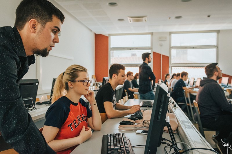 Većina fakulteta i visokih učilišta nudi potpunu obrazovnu vertikalu te nastavak studiranja na diplomskim smjerovima (fotografija: Fakultet informatike u Puli)