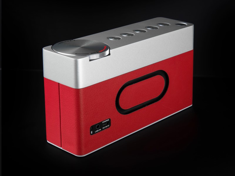 Straga se nalaze konektori, kao i pasivni radijator koji pospješuje reprodukciju dubokih frekvencija