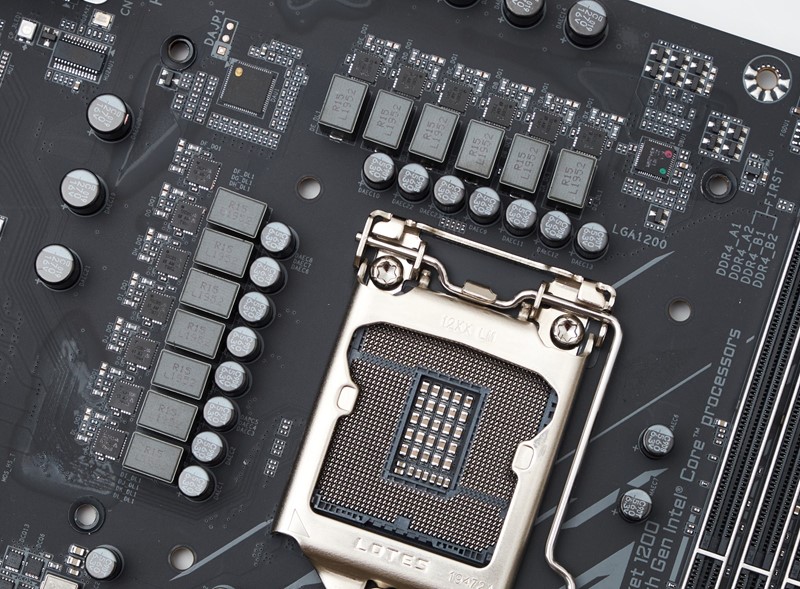 Kao i većina Z490 ploča, i ova u odnosu na prethodnicu temeljenu na čipsetu Z390 ima osjetno moćnije napajanje koje procesoru može isporučiti čak 600 ampera struje