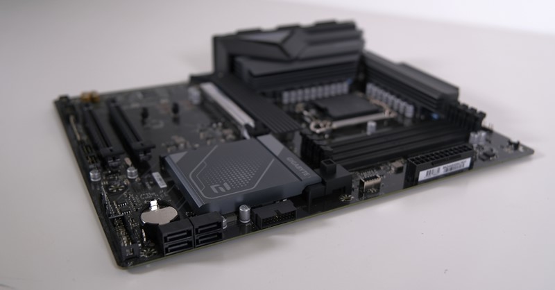 Na desnom boku smjestila su se sva četiri SATA konektora, kao i headeri za prednje USB Type-A i Type-C konektore. Preostali interni USB-ovi nalaze se na donjem bridu ploče