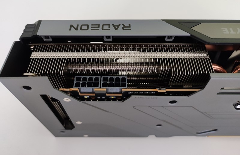 Kartica je opremljena s dva klasična 8-pinska dodatna priključka za napajanje. Sasvim dovoljno, s obzirom na to da AMD maksimalnu potrošnju Radeona RX 7700 XT definira na 245 W