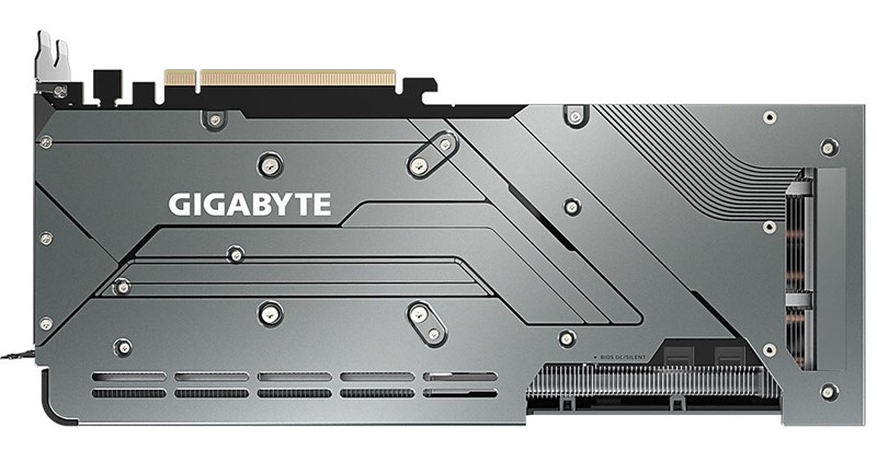 Kartica posjeduje srebrni metalni stražnji poklopac koji donosi dodatnu zaštitu, a pritom i dobro izgleda