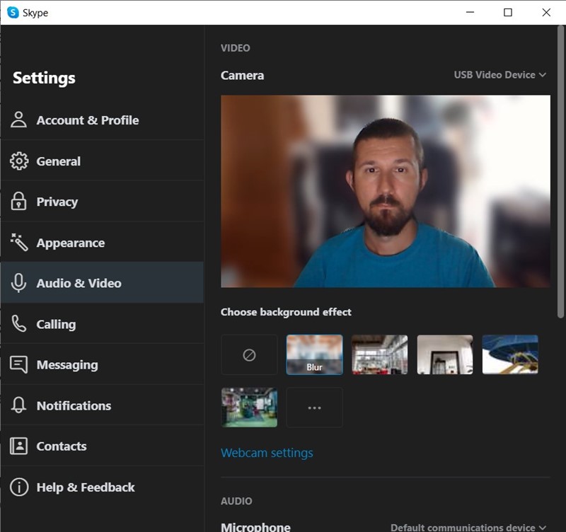 Ista scena, no kako je vidi Skype s primjenjenim vlastitim filtrom za zamućivanje pozadine. Primjetite da je slika kamere zrcaljena i da je primjenjen zum - sve to bez ikakve intervencije s naše strane