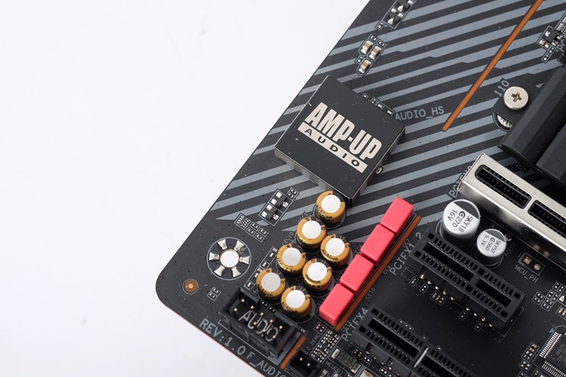 Za zvuk se brine audio kontroler više klase, no bez dodatnih vanjskih DAC-ova ili pojačala