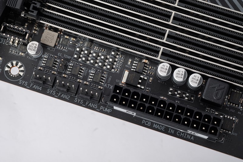 Svi su konektori za ventilatore opremljeni s automatskim osiguračima, pa ne može doći do pregaranja komponenti koje su na njih spojene