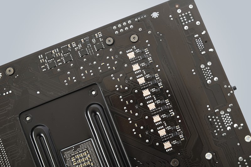 Dobar dio komponenti naponske jedinice smješten je na poleđinu ploče