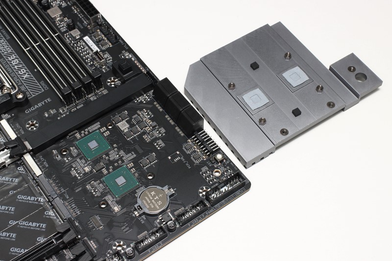 Gigabyte je čipsete odlučio smjestiti zajedno, za razliku od Asusa, koji ih je više razdvojio