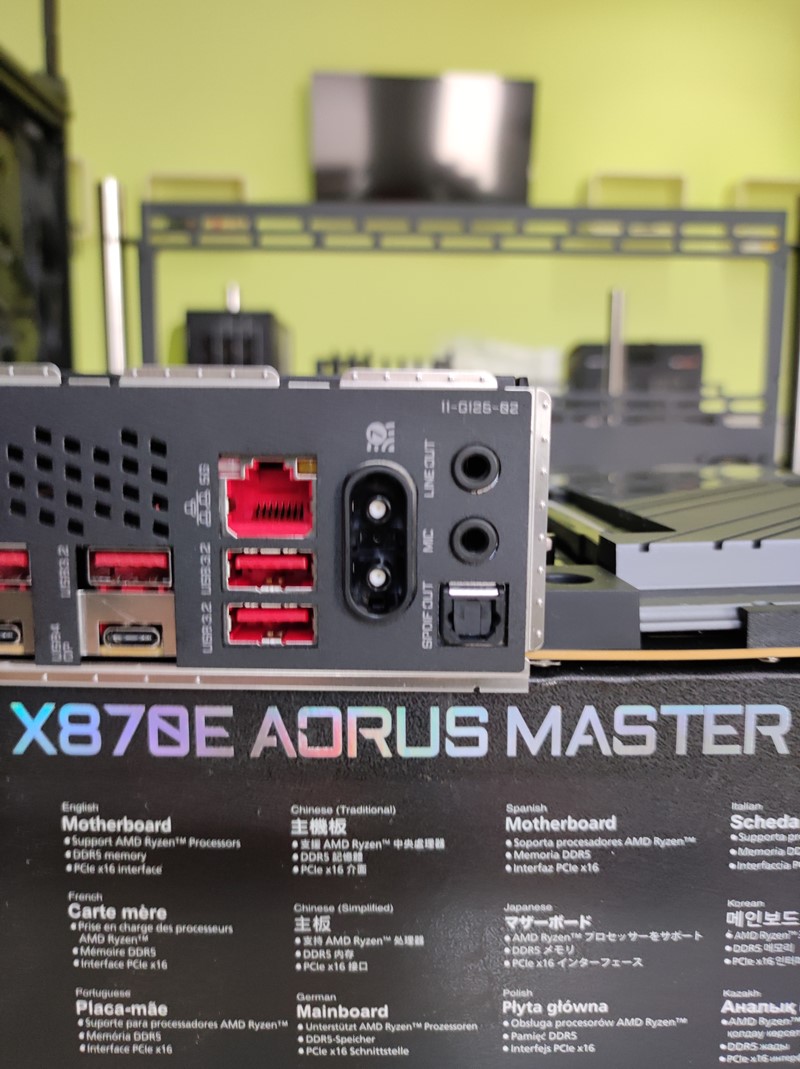 Vrlo inovativno rješenje primijenjeno je i za spajanje Wi-Fi antene, pri čemu se koriste magnetski priključci, što je vrlo praktično