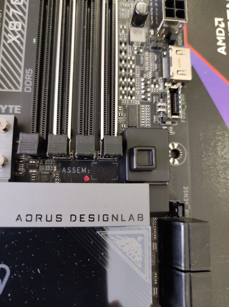 Gigabyte je implementirao vrlo zgodno i jednostavno rješenje u obliku posebne tipke koja omogućuje brzo i jednostavno vađenje grafičke kartice iz PCI 5.0 utora