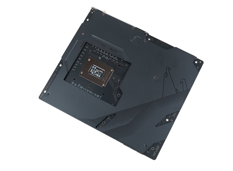 Metaln ploča na poleđini ploče osigurava dodatnu čvrstinu i olakšava rukovanje