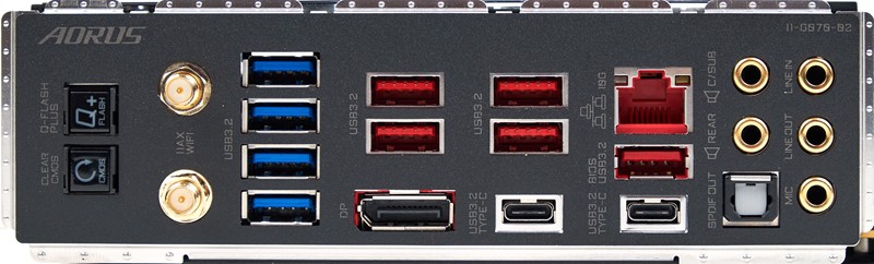 Ako zanemarimo Thunderbolt 4, na ponudu vanjskih konektora nemamo zamjerke. Tu su četiri 5-gigabitna USB-a (plavi), pet 10-gigabitnih (crveni), 10-gigabitni USB-C, 20-gigabitni USB-C, 10-gigabitni LAN, antene Wi-Fi 6E adaptera, DisplayPort, pet analognih i jedan digitalni konektor zvučne kartice i tipke za resetiranje postavki BIOS-a i automatsku nadogradnju istog