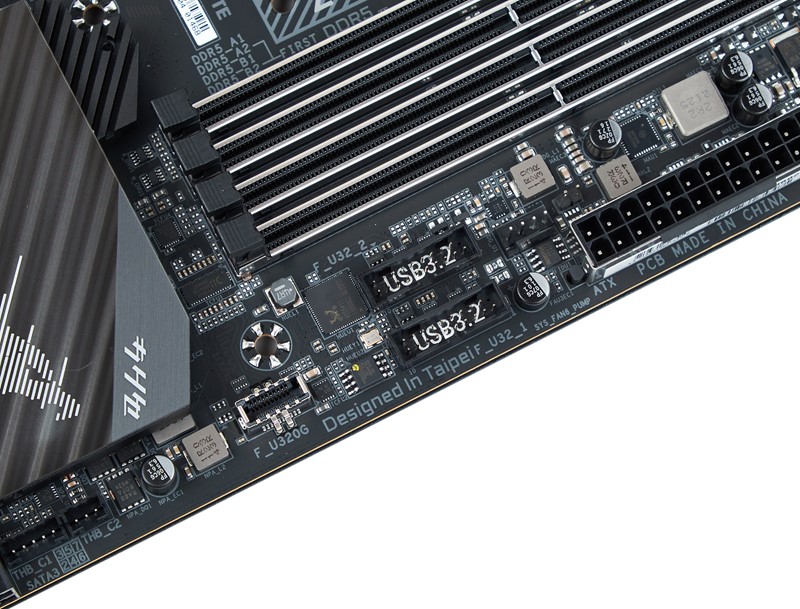 Ploča ima 20-gigabitni Interni USB-C port, te dva 5-gigabitna USB 3.2 porta