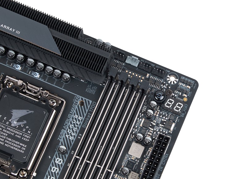 Iznad memorijskih utora smješteni su kontakti za izravno mjerenje napona, a desno od njih vidimo tipu za uključivanje računala i ekran za dijagnostiku grešaka pri bootanju