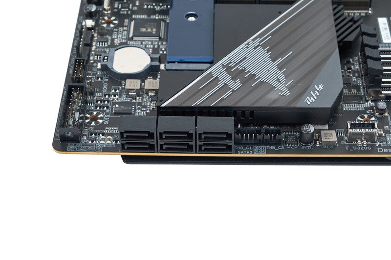 Ispod SATA konektora (na fotografiji, s lijeve strane) nalazi se osnovna LED dijagnostika. Iznad su konektori za spajanje Thunderbolt kartica